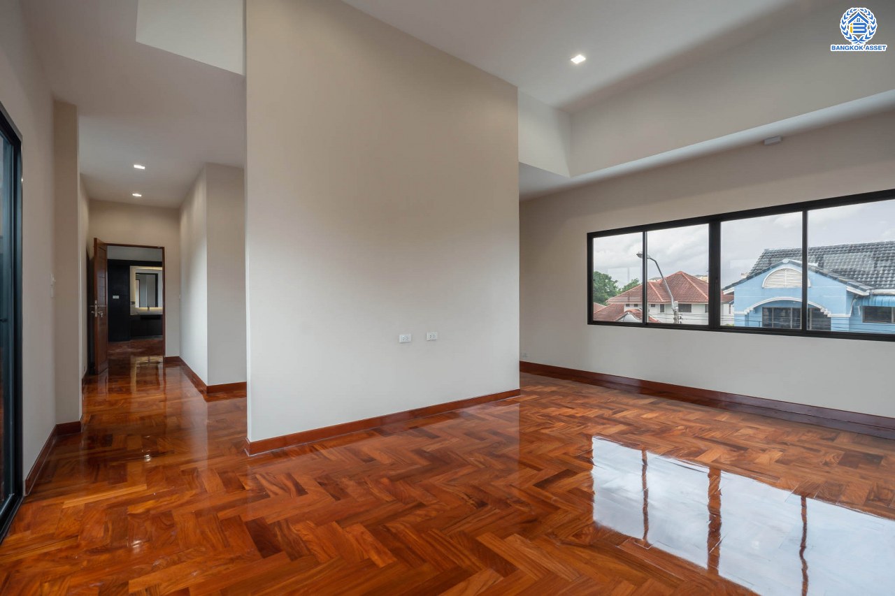 บ้านมือสองตกแต่งใหม่ ม.ซอย พหลโยธิน56 พหลโยธิน บ้านเดี่ยวหลังใหญ่ ภายในตกแต่งหรูหรา บนเนื้อที่เยอะถึง 98.60 ตร.ว. 3 ห้องนอน 3 ห้องน้ำ 2 ที่จอดรถ บรรยากาศเป็นส่วนตัว พร้อมมีสระน้ำในตัว บนพื้นที่กว่า 430 ตร.ม. บนทำเลที่ดี เชื่อมต่อถนน พหลโยธิน, ลำลูกกา, วิภาวดี-รังสิต เดินทางสะดวกใกล้รถไฟฟ้า สถานี "แยก คปอ, คูคต"